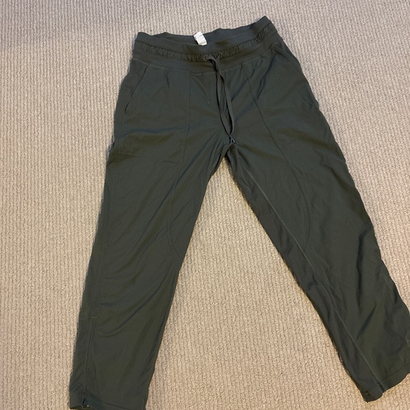 Lululemon mid rise crops size 6 - Picture 1 of 6